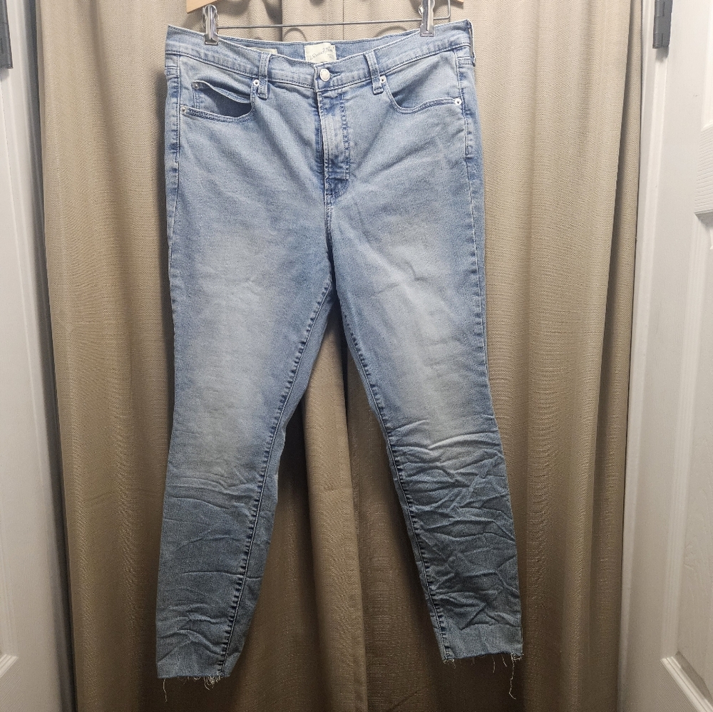 Universal Thread Light Wash Ankle Jeans